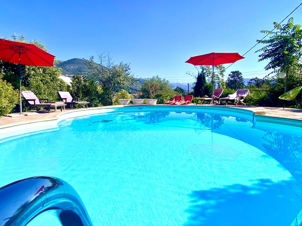 La piscine privée et la vue sur les collines de La Gaude