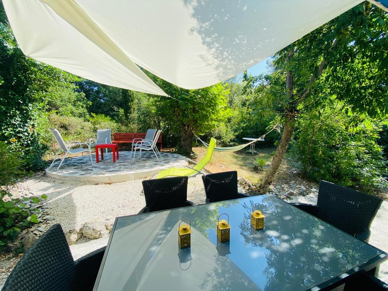 La terrasse sous voile d'ombrage
